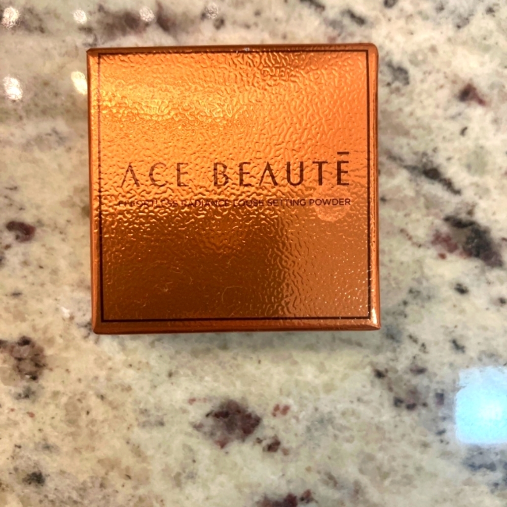 Ace Beaute, effortless radiance loose setting powder in color Fair.